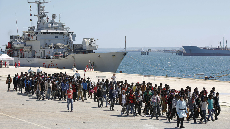 Imigrantes resgatados no Mar Mediterrâneo desembarcam no Porto de Augusta, no sul da Itália. Foto: Antonio Parrinello/Reuters